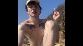 BONNE PETITE CHIENNE TRANS APPLIQUE SON LIPSTICK À PLAYA DEL AMOR.